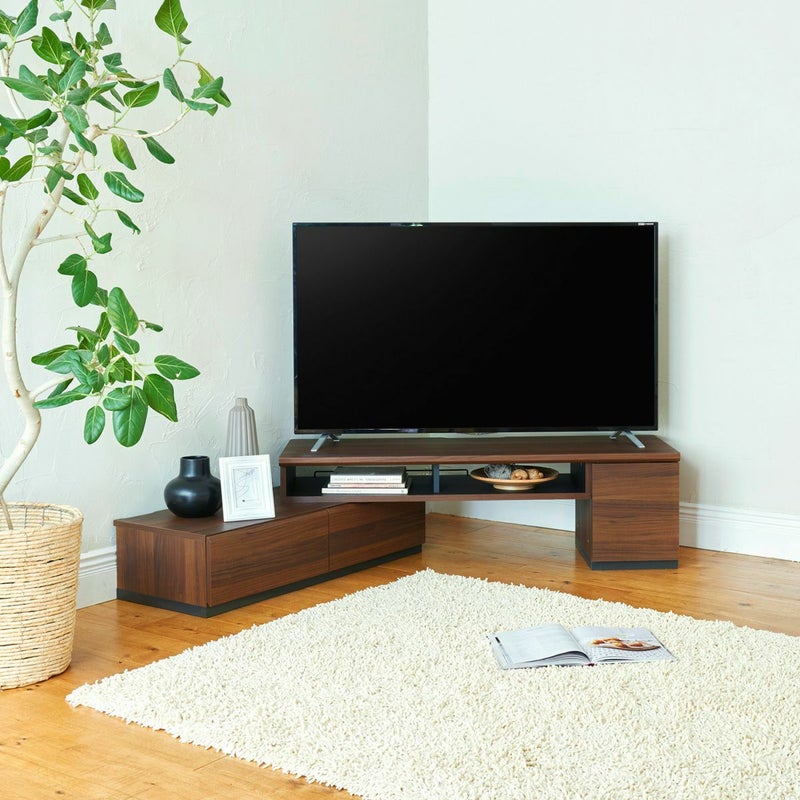 [あなたの思いのままに、この場所が好きになる]横幅や角度を変えて使える伸縮テレビ台。部屋に合わせてレイアウトして、テレビが見やすい快適なリビングで過ごすことができます。