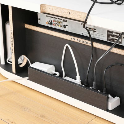 配線をきれいにまとめる電源タップ収納