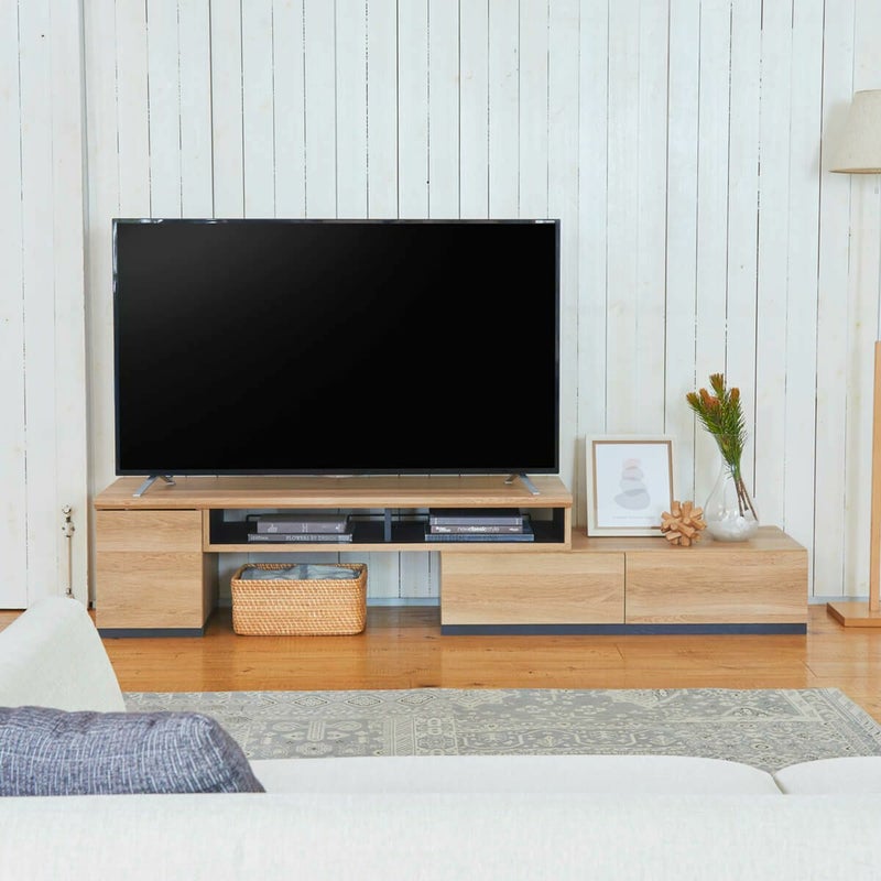 [あなたの思いのままに、この場所が好きになる]横幅や角度を変えて使える伸縮テレビ台。部屋に合わせてレイアウトして、テレビが見やすい快適なリビングで過ごすことができます。