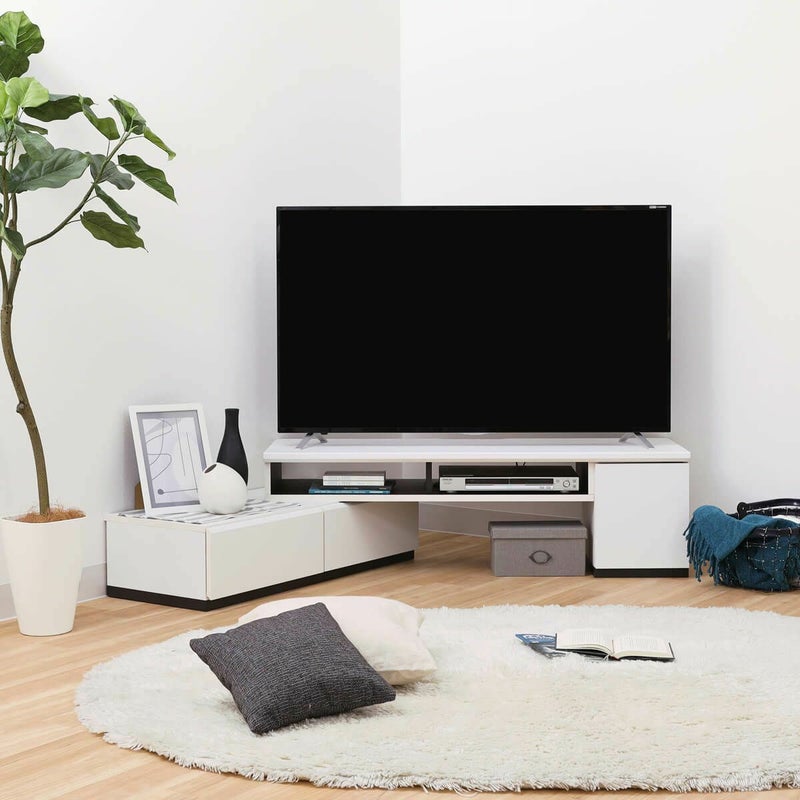 [あなたの思いのままに、この場所が好きになる]横幅や角度を変えて使える伸縮テレビ台。部屋に合わせてレイアウトして、テレビが見やすい快適なリビングで過ごすことができます。