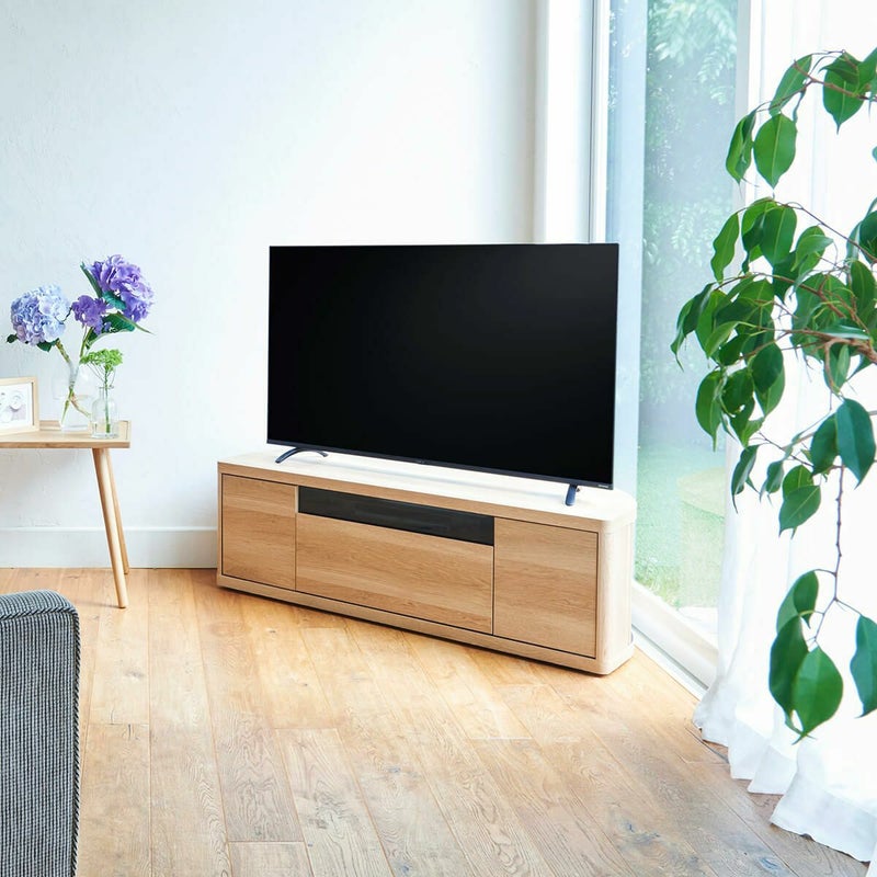 [スペースを有効活用できるコーナーテレビ台]大きなテレビを部屋の角に置くことで、リビングスペースを有効に活用できます。