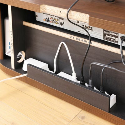 配線をきれいにまとめる電源タップ収納