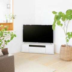 [自由で心地よい、一緒に過ごす時間]部屋の角に設置して、どんな角度でも使えるコーナーテレビ台。柔らかいフォルムから感じられる優しさで、自由で心地よいリビングダイニングを過ごすことができます。