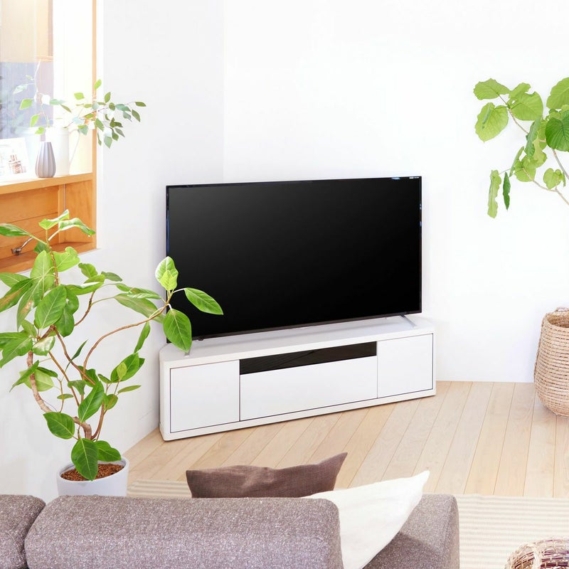[スペースを有効活用できるコーナーテレビ台]大きなテレビを部屋の角に置くことで、リビングスペースを有効に活用できます。