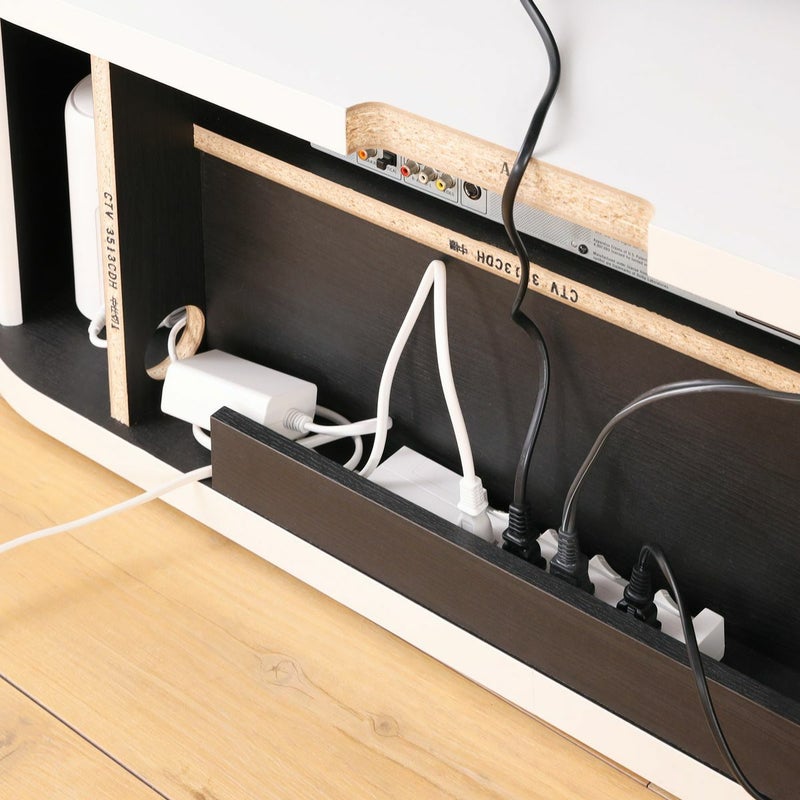 [配線をきれいにまとめる電源タップ収納]背面に電源タップを収納できます。複数の電源コードもきれいにまとめられます。