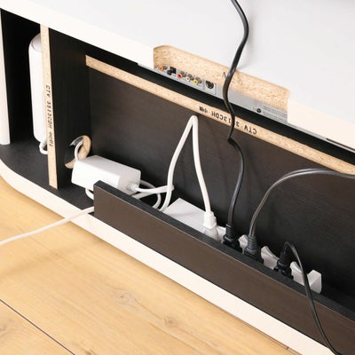 配線をきれいにまとめる電源タップ収納