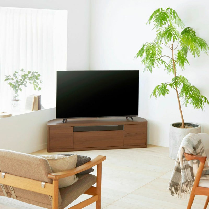 [自由で心地よい、一緒に過ごす時間]部屋の角に設置して、どんな角度でも使えるコーナーテレビ台。柔らかいフォルムから感じられる優しさで、自由で心地よいリビングダイニングを過ごすことができます。