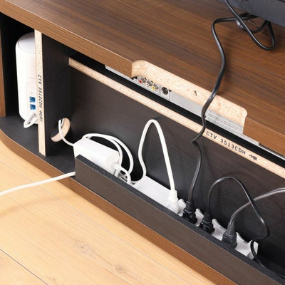 配線をきれいにまとめる電源タップ収納