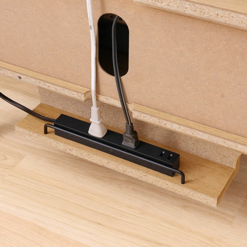 [配線をきれいにまとめる電源タップ収納]本体の背面下部に電源タップを収納できます。複数の電源コードもきれいにまとめられます。
