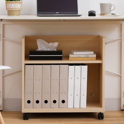 デスク下に収まるスリムな奥行