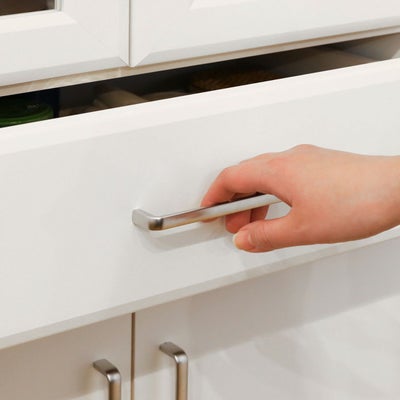 つかみやすい、シンプルな取っ手