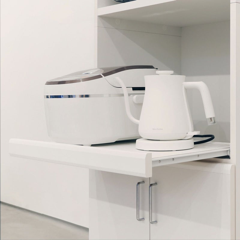 [引き出して使えるスライド棚付き]炊飯器などキッチン家電の収納に便利なスライド棚付き。棚を引き出して、キッチン家電をスムーズに使うことができます。