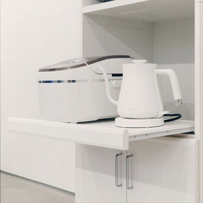 引き出して使えるスライド棚付き