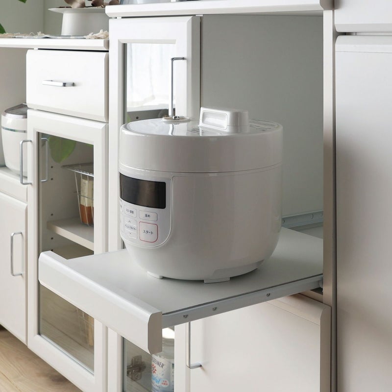 [引き出して使えるスライド棚付き]炊飯器などキッチン家電の収納に便利なスライド棚付き。棚を引き出して、キッチン家電をスムーズに使うことができます。