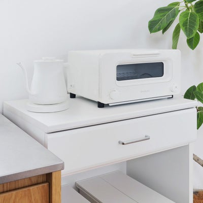 天板はキッチン家電や小物置き場に