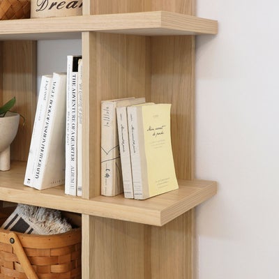 左右の棚は小さな物をディスプレイ