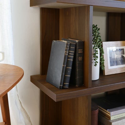 左右の棚は小さな物をディスプレイ