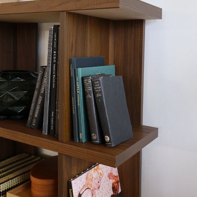 左右の棚は小さな物をディスプレイ