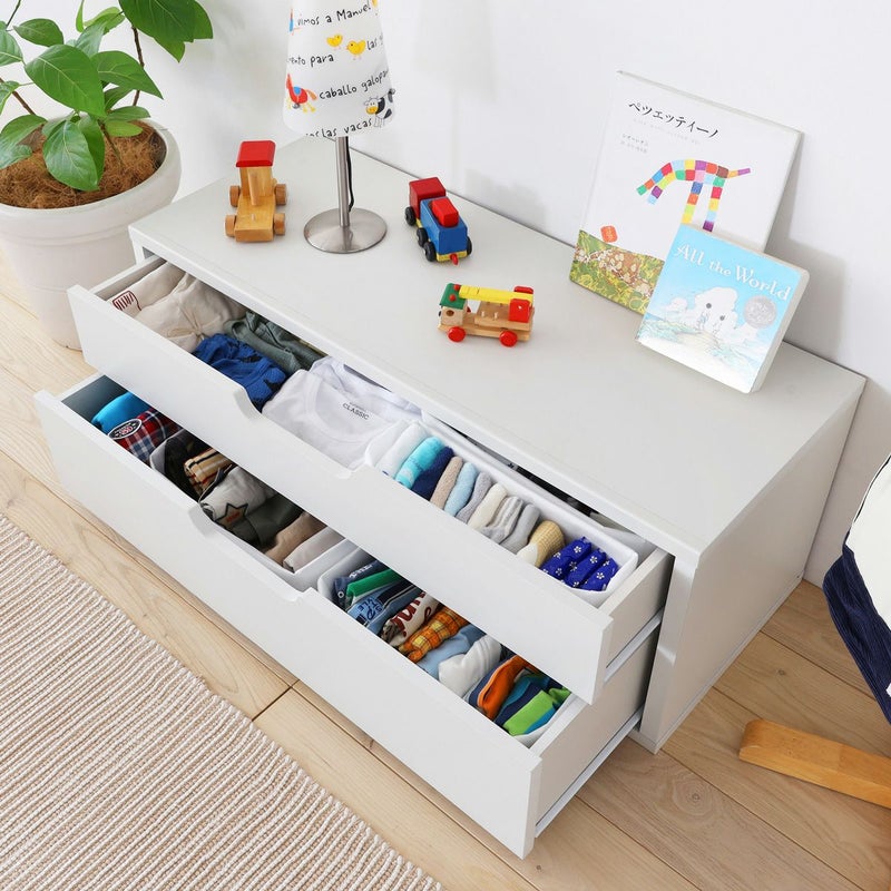 [子供服をたっぷり収納できるキッズチェスト]深さの違う2段の引き出しで、子供の普段着をまとめて収納できるキッズチェストです。管理が大変な子供服をすっきり収納できます。