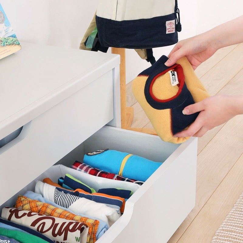 [下段は厚手の服も収納できる深さ]引き出し下段は深さ14.2cm。トレーナーなどの厚手の子供服も畳んで収納できる深さです。