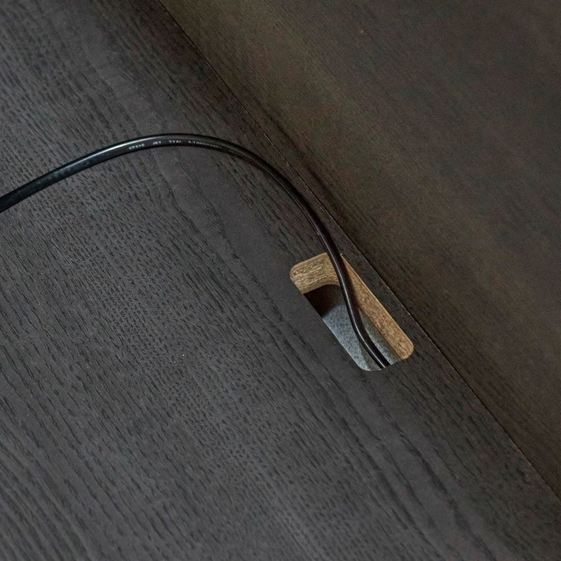 [テレビなどの配線用穴]テレビ用中棚には配線を通す穴があるので、テレビの電源コードなどを隠しながら配線できます。