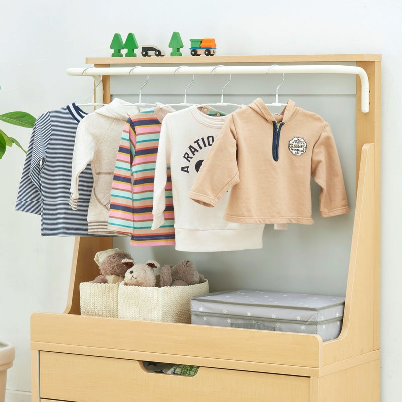 [子供の成長に合った収納をつくれるキッズ家具]シンプルなデザインと連結機能で長く使えるキッズ用ハンガーラック。子供服をすっきり収納して、子供も片付けやすい収納をつくることができます。
