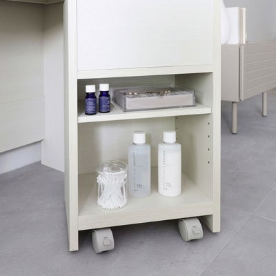 下部収納はボトルやメイクポーチを