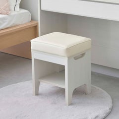 [メイク時間をもっと私らしく、特別に。]ドレッサーと合わせてよりメイク時間を快適にするスツール。朝、ドレッサーに向かってメイクをして、素敵な自分で一日が始まります。