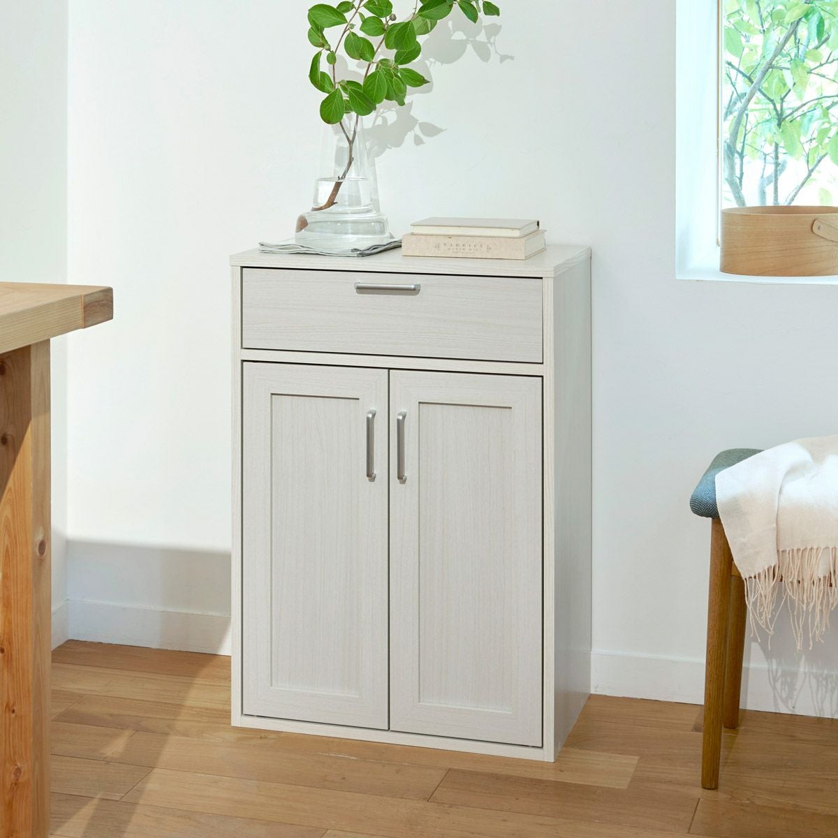 キャビネット 食器棚 幅57cm 高さ80cm ホワイト 白木目 扉付 引出付き