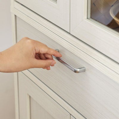 つかみやすい、シンプルな取っ手