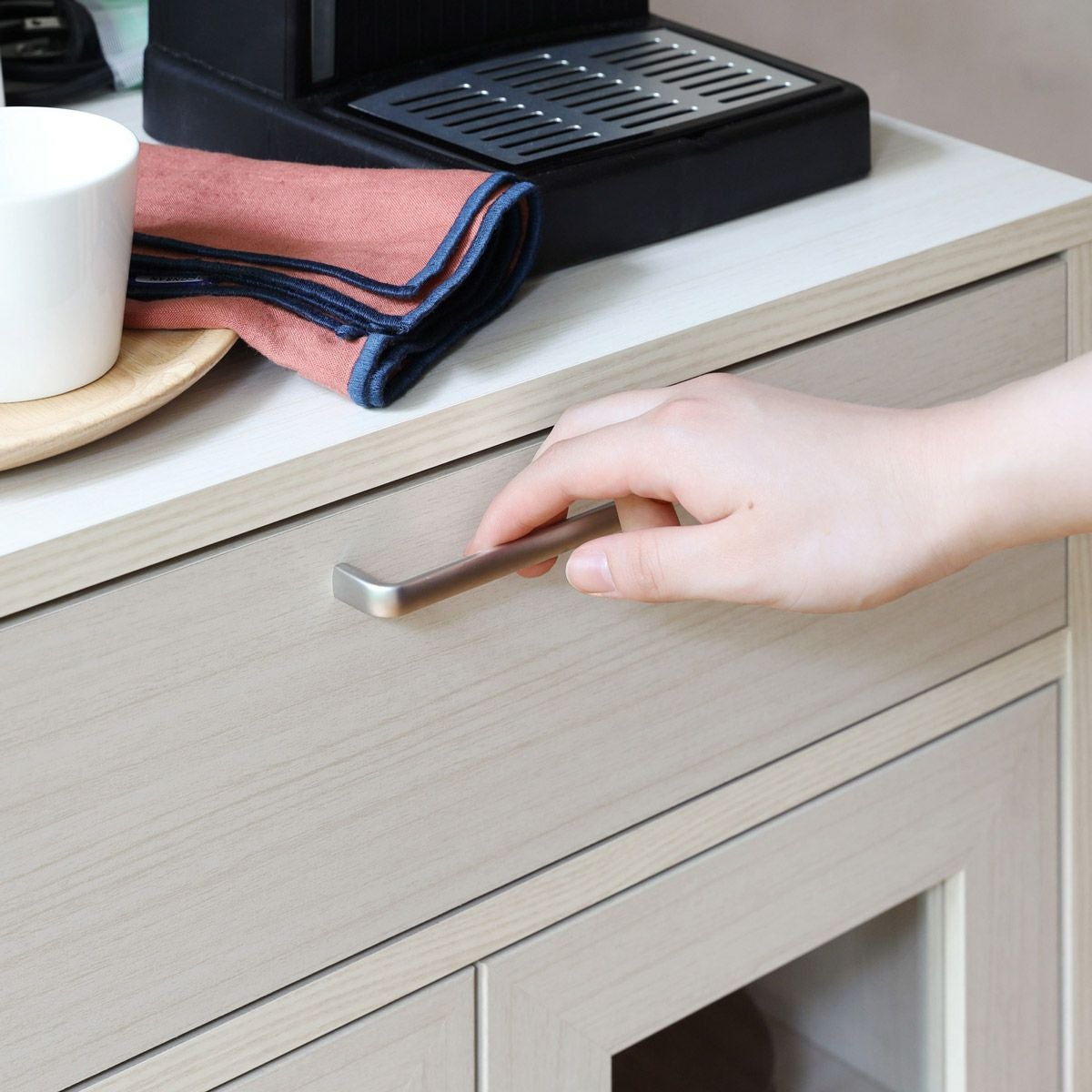 キャビネット 棚 幅57cm 高さ80cm ホワイト 白木目 ガラス扉付 引出