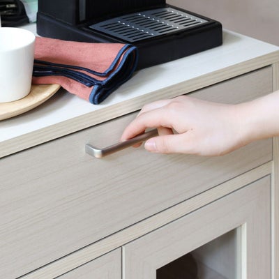 つかみやすい、シンプルな取っ手