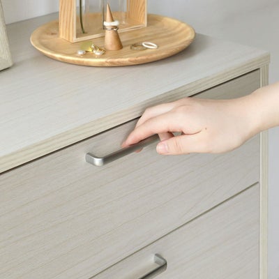 つかみやすい、シンプルな取っ手