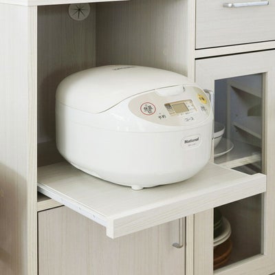 引き出して使えるスライド棚付き