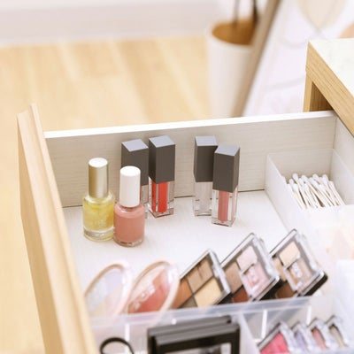 メイク道具をたくさん収納できる引き出し