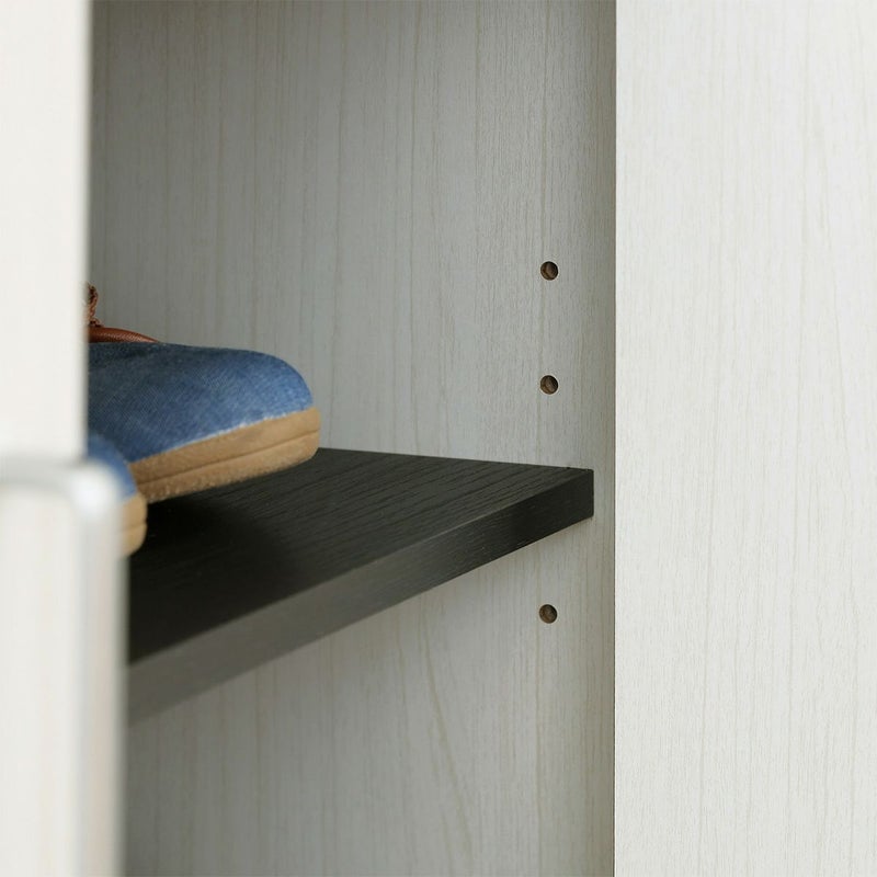 [高さを調節できる移動棚]4枚の棚板は3cm間隔で高さを調節できる移動棚。収納したい物に合わせて棚の高さを決めることができます。