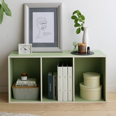 左右の棚は小さな物をディスプレイ