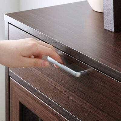 つかみやすい、シンプルな取っ手