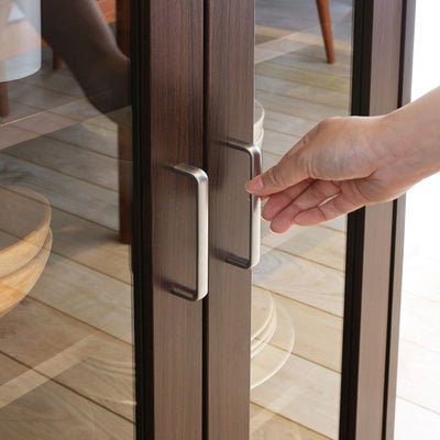 つかみやすい、シンプルな取っ手