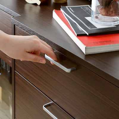 つかみやすい、シンプルな取っ手