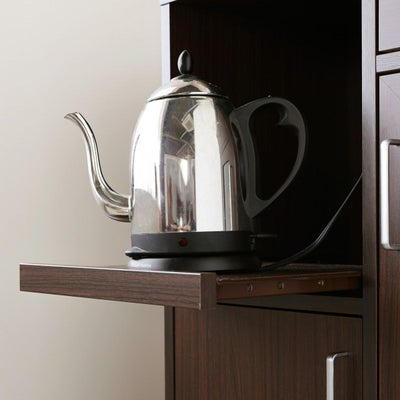 引き出して使えるスライド棚付き