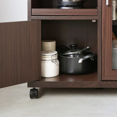 木製扉で隠す収納