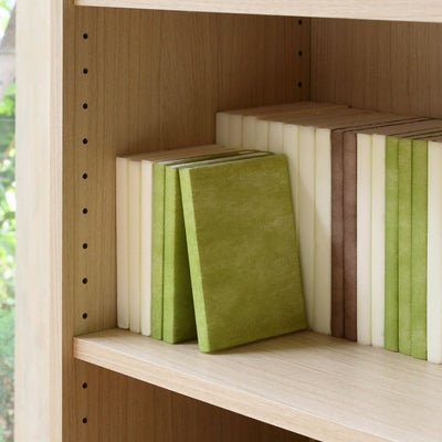 文庫本を前後に並べて収納できます