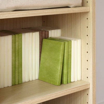 文庫本を前後に並べて収納できます