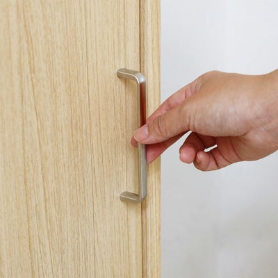 つかみやすい、シンプルな取っ手