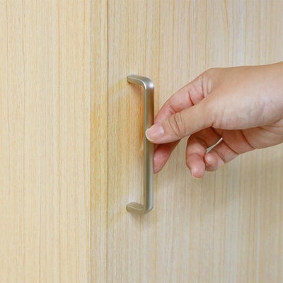 つかみやすい、シンプルな取っ手