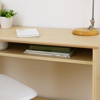 資料やPCを収納できる中棚付き