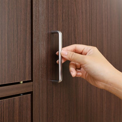 つかみやすい、シンプルな取っ手