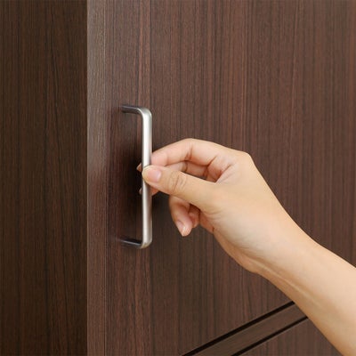 つかみやすい、シンプルな取っ手