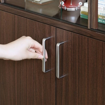 つかみやすい、シンプルな取っ手